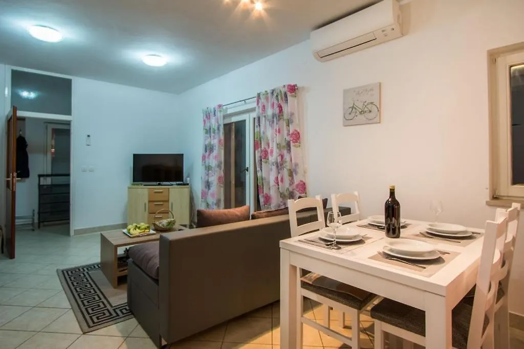Family Friendly Apartments With A Swimming Pool Verunic, Dugi Otok - 14286 Veli Rat 0*,