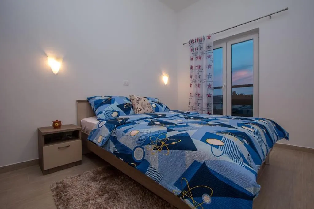 Family Friendly Apartments With A Swimming Pool Verunic, Dugi Otok - 14286 Veli Rat Horvátország